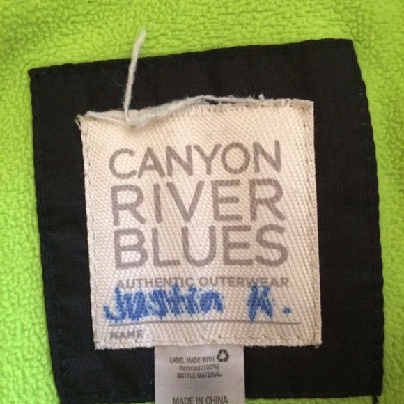 Youth size boy’s winter jacket ❄️ - Picture 2 of 2